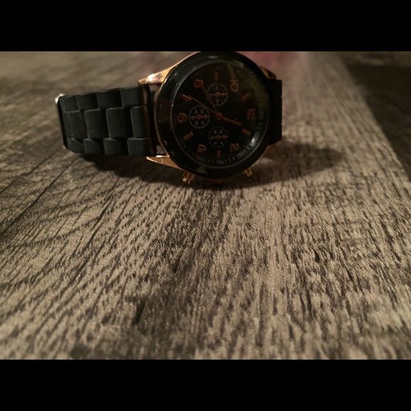 Watch🌻 - Picture 2 of 3